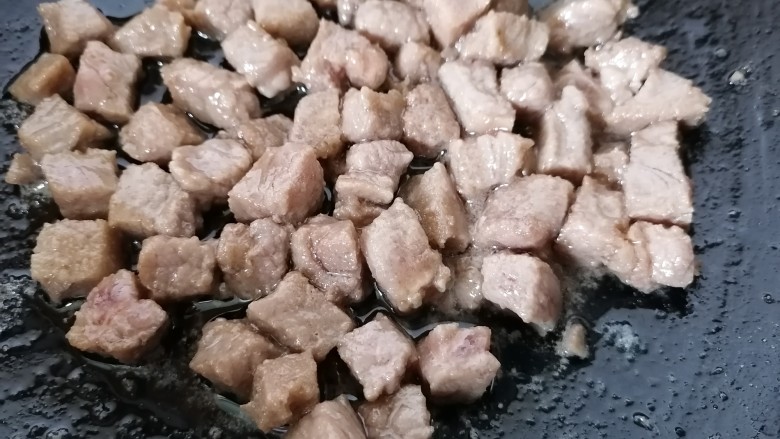 酸豆角炒牛肉,翻炒至牛肉变色