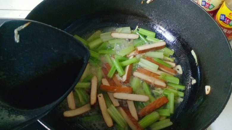 青椒炒豆干,溜一点点水，加入1勺味极鲜