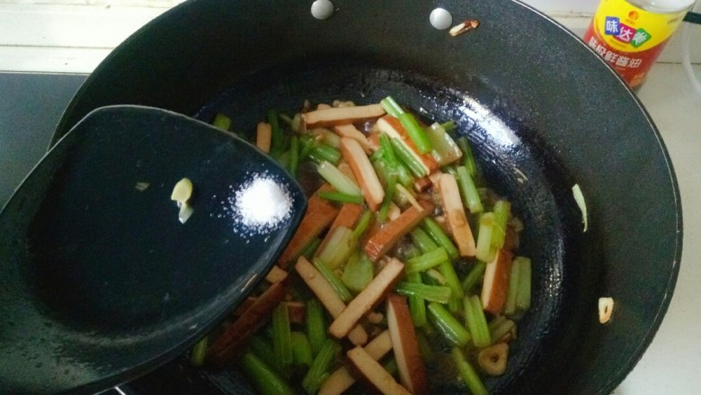 青椒炒豆干,根据自己口味加入适量盐翻炒均匀