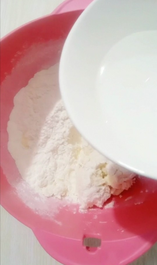 春饼卷土豆丝,一半面粉用开水和面，另一半面粉放入凉水和面