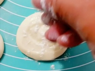 春饼卷土豆丝,撒上一层薄薄面粉