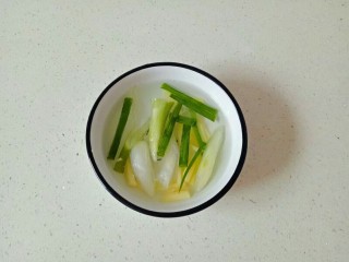 自制虾滑,制作葱姜水：葱姜放入小蝶中，加入开水浸泡，凉了就可以