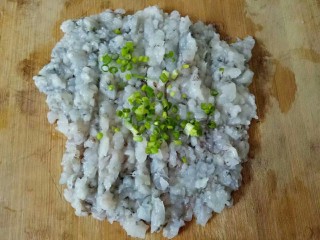 自制虾滑,虾肉剁成大颗粒，加入葱花，继续剁成虾蓉