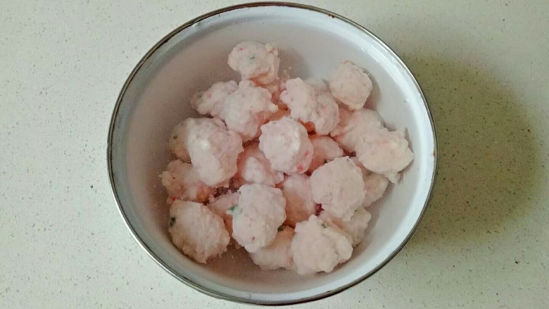 自制虾滑,煮好的虾丸捞出过凉水，一次吃不完放冰箱保存