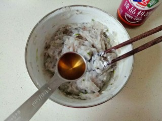 自制虾滑,加入玉米淀粉，葱姜水8克，料酒1勺，用筷子顺时针搅拌上劲