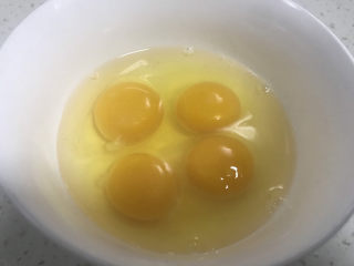 茼蒿炒鸡蛋,鸡蛋打入碗中
