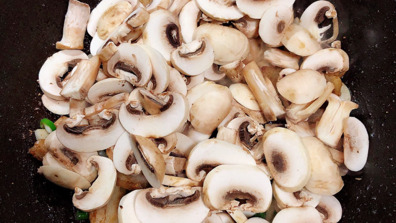 蘑菇炒肉,加入蘑菇翻炒均匀。