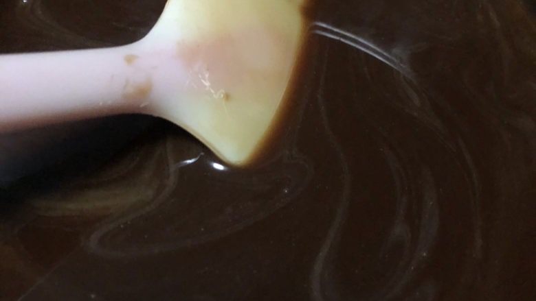 玫瑰阿胶糕,使阿胶片初步融化，是巧克力液的感觉，太丝滑了。