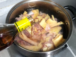 秋日靓汤——虫草花山药鸡汤,鸡肉冷水下锅，加入一勺料酒去腥，把水烧开。如果热水下锅，鸡肉表皮收紧，血水就会锁在肉里出不来，所以要冷水下锅。