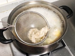 秋日靓汤——虫草花山药鸡汤,水开以后，略煮一会儿，撇去浮沫。