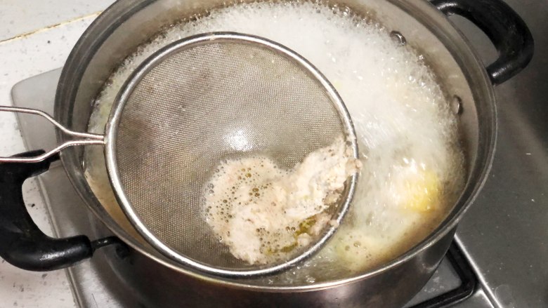 秋日靓汤——虫草花山药鸡汤,水开以后，略煮一会儿，撇去浮沫。