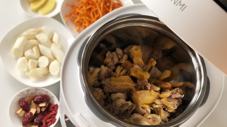 秋日靓汤——虫草花山药鸡汤,把鸡肉洗净，放入臻米高压锅的“做菜”内胆。