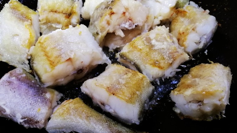 红烧鳕鱼,油温5成热，放入鱼块，文火煎至两面金黄。