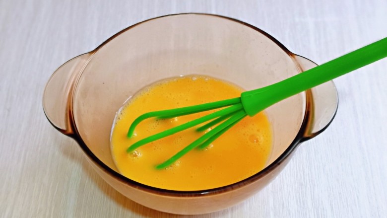 虾皮鸡蛋羹,用手动打蛋器顺时针抽打，用筷子也可以。