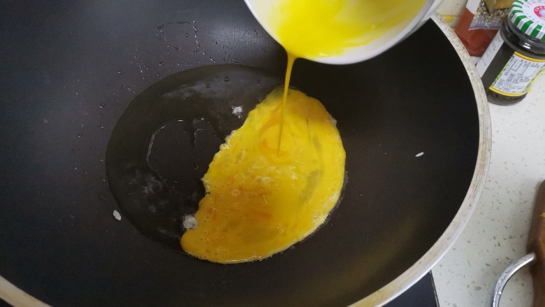 橄榄菜炒饭,油热倒入鸡蛋液