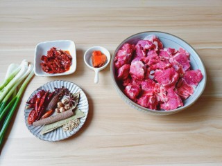 红烧羊蝎子,喜欢吃辣的可以多放一点郫县豆瓣酱与火锅底料。
