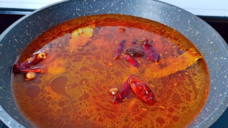 红烧羊蝎子,加上清水开大火煮开。