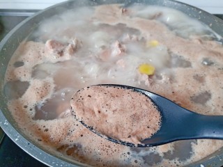 红烧羊蝎子,开锅后撇掉汤里的沫子，撇至汤清再煮5分钟。