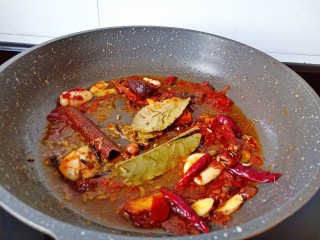 红烧羊蝎子,锅内放入少许植物油，煸香葱姜蒜放入香料。