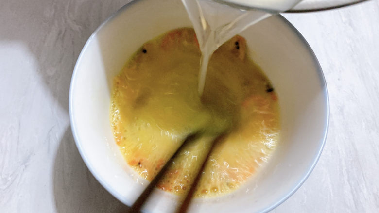 虾皮鸡蛋羹,加入适量蛤蜊汤，或者高汤提提鲜味