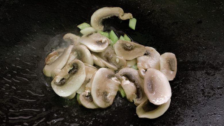 奶油蘑菇意面,加入口蘑片炒出香味
