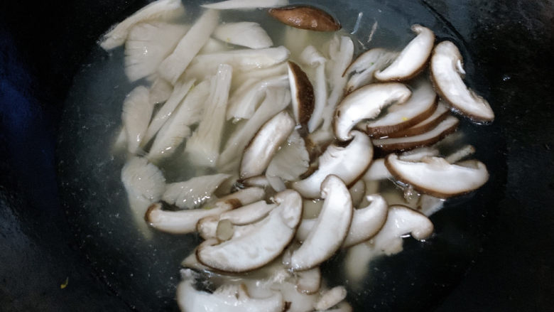 蘑菇炒肉,入热水中汆烫，变软即可捞出锅。