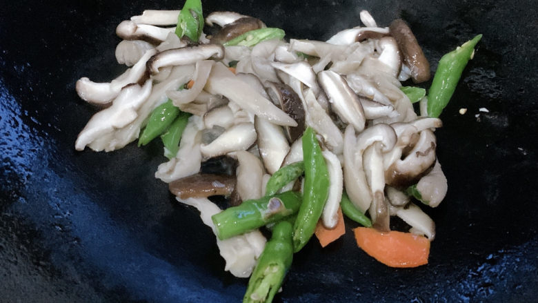 蘑菇炒肉,加入菌菇翻炒