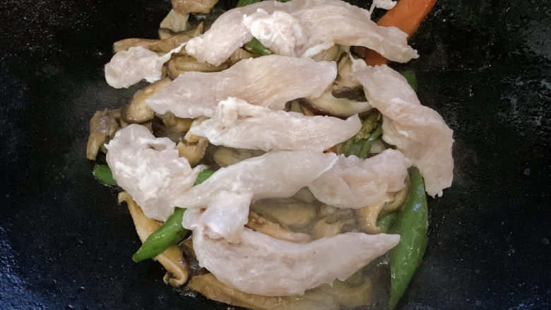 蘑菇炒肉,翻炒均匀之后，将鸡胸肉平铺在鲜蔬之上。