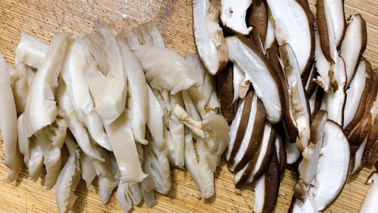 蘑菇炒肉,将洗净的平菇与香菇切成片