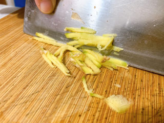 南瓜蒸排骨,将2~3片的姜，切成姜丝