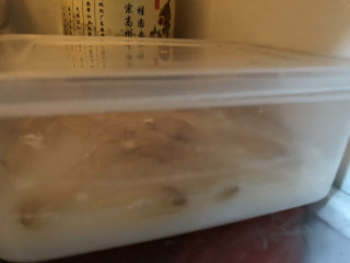 牛奶炖花胶,盖上盖子放入冰箱冷藏泡发几个小时。