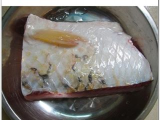 自家做的酸菜鱼,鲩鱼鱼腩一块（两人份）
要清洗，要去鱼鳞
然后切成薄薄的鱼片