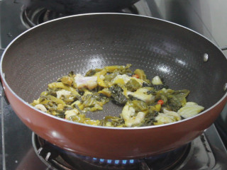 自家做的酸菜鱼,下锅炒香辣椒，主要是指天椒，姜葱，然后下酸菜