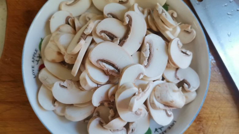 蘑菇炒肉,切薄片