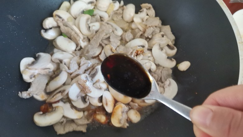 蘑菇炒肉,加入一勺生抽