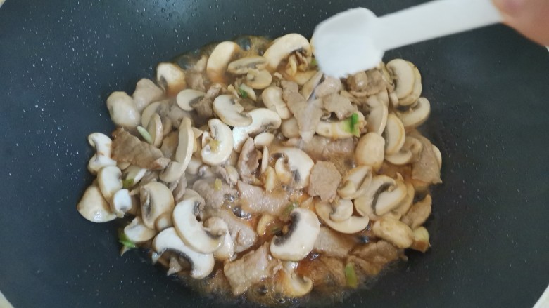 蘑菇炒肉,加入少许盐