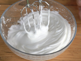 肉燥咸蛋糕,蛋清蛋白分离，料理盆中加入两个蛋白，白砂糖，用打蛋器打至硬性发泡状态。