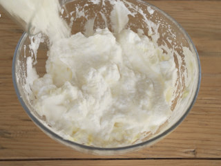 肉燥咸蛋糕,加入一个蛋黄，搅拌均匀。面糊中加入低筋面粉，泡打粉，食用盐，搅拌均匀。