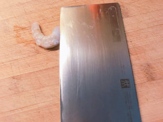 自制虾滑,然后用刀剁成虾蓉，也可以用料理机打碎。