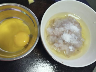 自制虾滑,加入一个鸡蛋，盐，蚝油，白胡椒粉，朝同一方向搅拌。