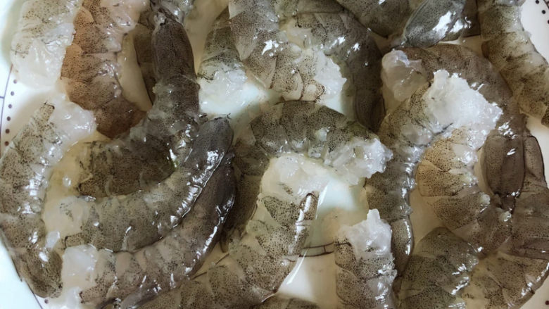 自制虾滑,把青虾的皮都扒掉，如果新鲜的不太好扒，可以冷冻一段时间拿出来化开再扒就容易多了。