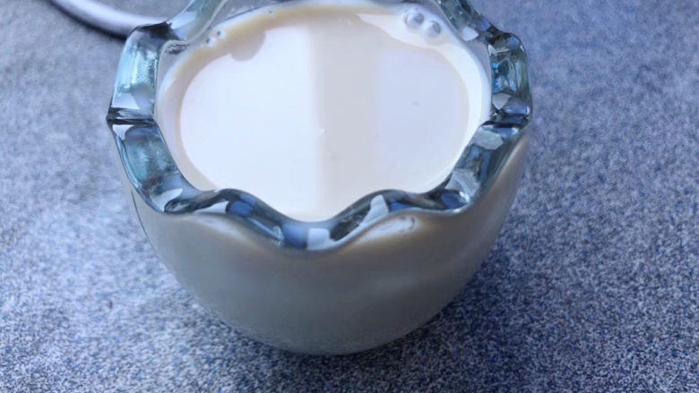 牛奶炖花胶,过滤后等冷却可以放冰箱冷藏，成为奶冻。