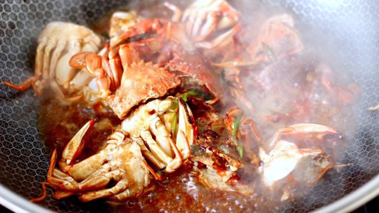 酱香花蟹,大火快速翻炒至所有食材混合均匀，倒入少许清水烧开后转中火继续烧至。