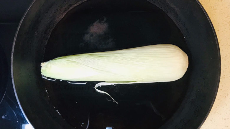 椒盐玉米,锅里加水，直接将玉米放进水里