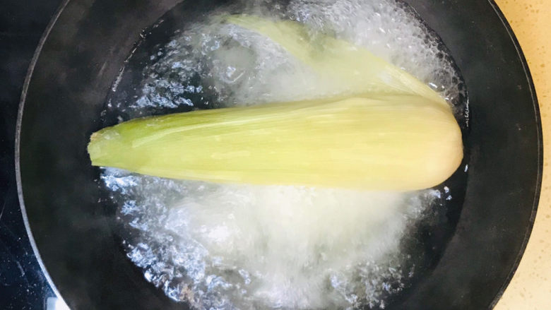 青椒炒玉米,玉米放进水里煮熟