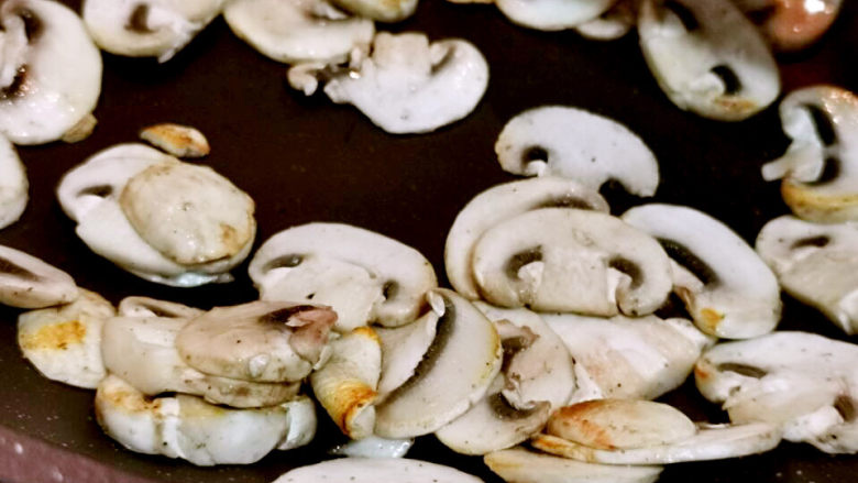 奶油蘑菇意面,蘑菇下锅煎至上色