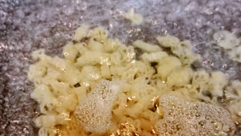 奶油蘑菇意面,意面放入淡盐水中煮