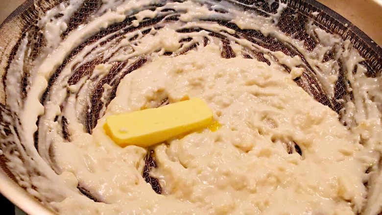 奶油蘑菇意面,加入黄油拌匀，就是白酱