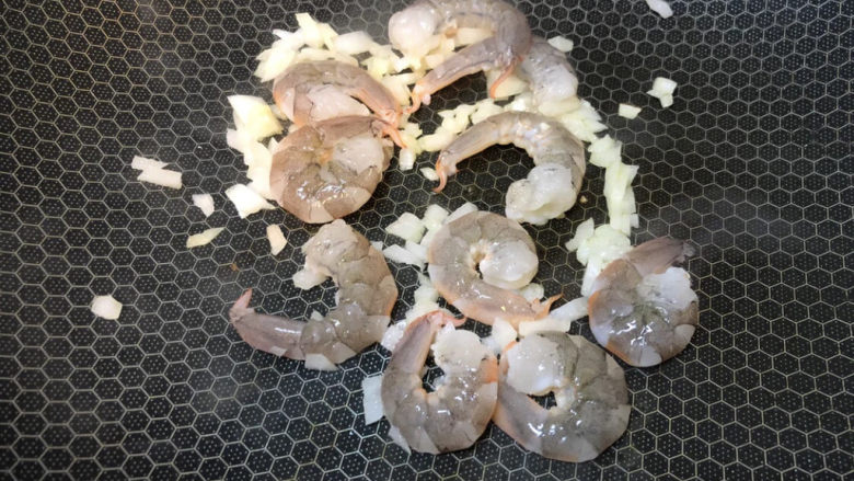 奶油蘑菇意面,放入虾仁翻炒，炒至全部变红变熟