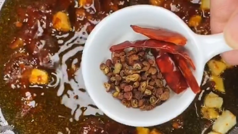 红烧鸭翅,再加入花椒，干辣椒，花椒。干辣椒下锅用小火炒，让干辣椒和花椒内部的水分慢慢蒸发出来，这样它们的麻。辣味也就完全释放出来了。这样味道麻辣。口感香酥